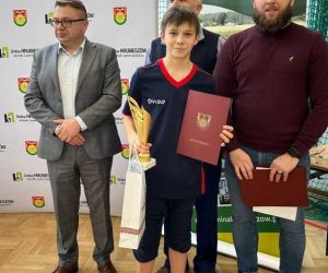 Kamil Próchnicki odbiera puchar