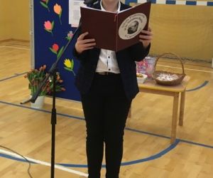 Starszy chłopiec stoi przy mikrofonie