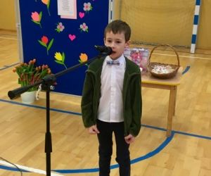 Młodszy chłopiec stoi przy mikrofonie