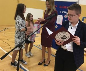 Pani dyrektor wręcza dziewczynkom upominki