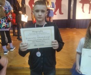 Chłopiec z wygranym voucherem