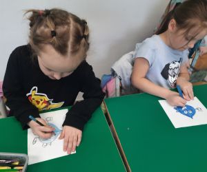 Przedszkolaki podczas kolorowania