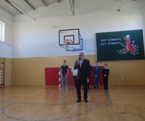 Dyrektor szkoły składający życzenia z okazji Dnia Kobiet