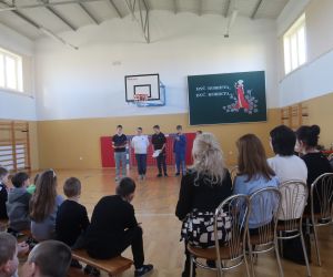 Część artystyczna w wykonaniu męskiej społeczności uczniowskiej