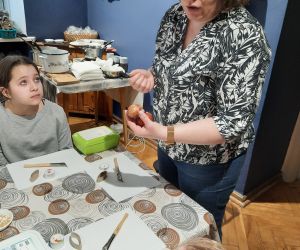 Prowadząca warsztaty opowiada dzieciom o rożnych technikach zdobienia pisanek