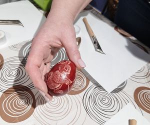 Prowadząca prezentuje pisankę