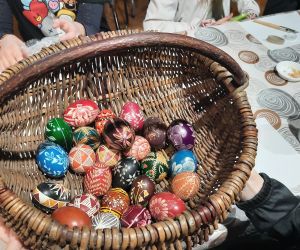 Pisanki w wiklinowym koszyku