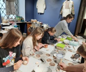 Uczniowie ozdabiają pisanki według własnego pomysłu