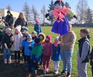 Dzieci śpiewają i grają na instrumentach żegnając zimę.