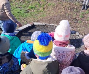 Dzieci obserwują pożegnanie 
Marzanny