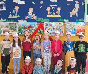 Dzieci prezentują się w wiosennych opaskach.