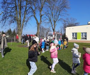 Uczniowie instrumentami witają wiosnę