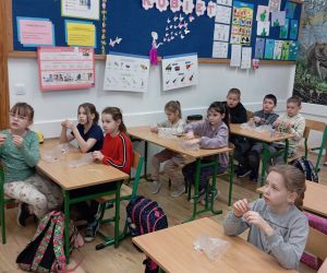 Uczniowie słuchają instrukcji wykonania breloczków