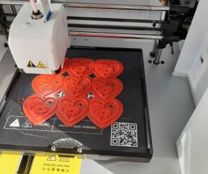 Serduszka walentynkowe drukują się w drukarce 3D