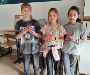 Uczniowie trzymają gotowe wydruki 3D