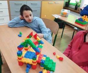 Dziewczynka z konstrukcją wykonaną przez siebie