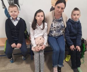 Uczniowie klasy drugiej, uczeń klasy pierwszej i pedagog szkolny w kolorowych skarpetkach nie do pary