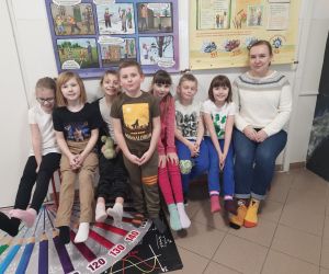 Uczniowie klasy drugiej i jeden uczeń z klasy pierwszej z nauczycielką języka angielskiego w kolorowych skarpetkach nie do pary