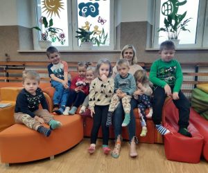 Przedszkolaki z wychowawczynią w kolorowych skarpetkach nie do pary