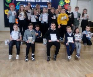 Wszyscy uczestnicy konkursu czytelniczego z dyplomami i nagrodami