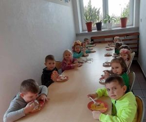 Przedszkolaki degustują naleśniki