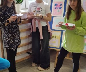 Starsze uczennice kosztują naleśniki