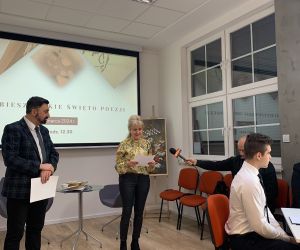 Prowadzący spotkanie i poetka Małgorzata Skowron na tle ekranu z prezentacją