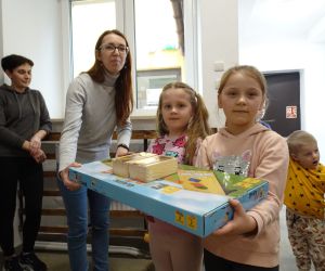 Mama z Rady Rodziców wręcza nagrody dziewczynkom z oddziału przedszkolnego
