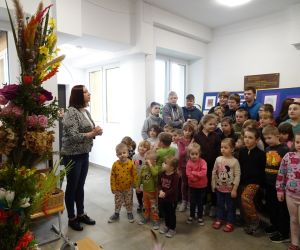 Dzieci zgromadzone przed rozstrzygnięciem konkursu na korytarzu szkolnym