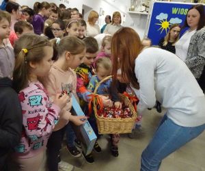 Mama z Rady Rodziców częstuje wszystkie dzieci cukierkami