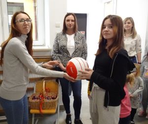 Mama z Rady Rodziców wręcza nagrodę uczennicy klasy siódmej