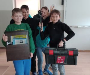 Uczniowie trzymający trzymający biurko i skrzynkę na narzędzia w dniu bez plecaka