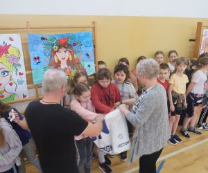 Rozdanie nagród uczniom za uczestnictwo w konkursie Pani Wiosna