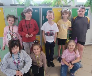 Pokaz ciekawych fryzur przez uczniów w Dniu szalonej fryzury