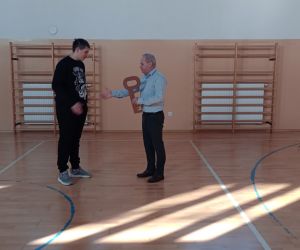 Przekazanie klucza do szkoły uczniowi zastępującego Pana Dyrektora w Dniu Samorządności