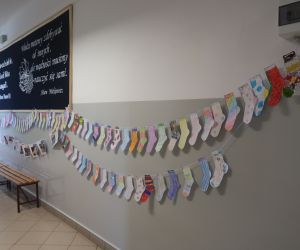 Ogólnopolska akcja pt. Wyjątkowa Skarpetka, wywieszenie skarpetek zrobionych przez uczniów szkoły