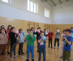 Dmuchanie balonów na czas przez uczniów