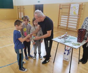 Wręczenie nagród uczniom klas pierwszych za konkurs Wiosenne drzewko