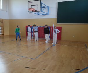 Zabawy w Dniu Wiosny skoki w workach