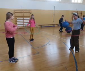 Zabawy w Dniu Wiosny kręcenie hula hop