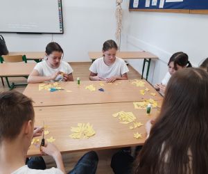 Uczniowie wycinają, żonkile