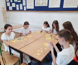 Uczniowie wykonują żonkile