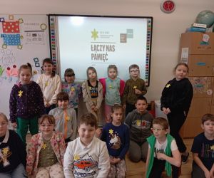 Uczniowie na wspólnym zdjęciu, w tle logo akcji