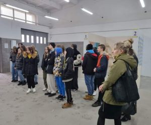 Uczniowie z opiekunami w warsztacie budowlanym