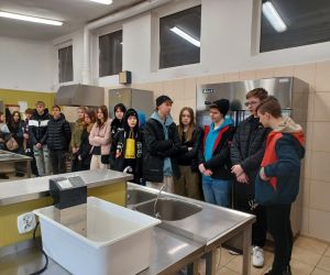 Uczniowie w pracowni gastronomicznej