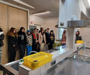 Uczniowie w pracowni gastronomicznej