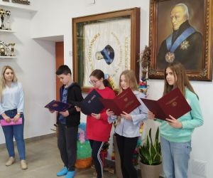 Uczniowie klasy piątej prezentują najważniejsze informacje o autyźmie podczas apelu szkolnego