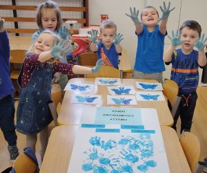 Przedszkolaki z wykonanym plakatem konkursowym