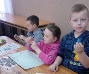 Uczniowie klasy pierwszej i drugiej wykonują paciorki