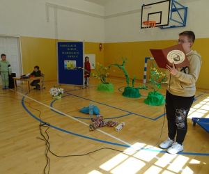 Uczeń klasy siódmej zapowiada występ klasy pierwszej